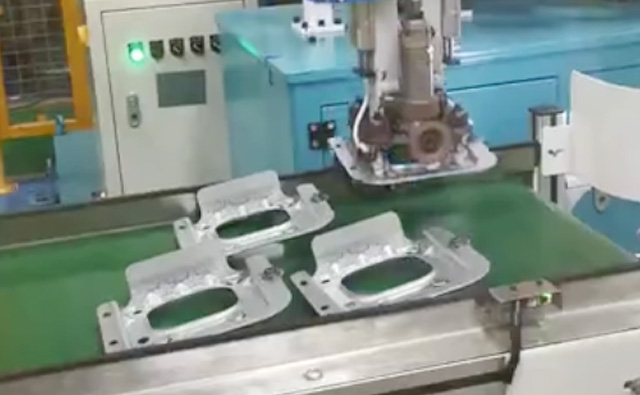 機(jī)器人視覺柔性氣囊支架凸焊多工位工作站案例